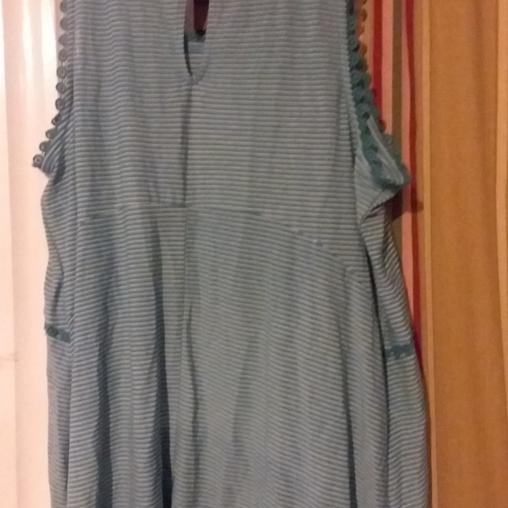 Lauren Conrad Misses top ,sz XL,color green strip